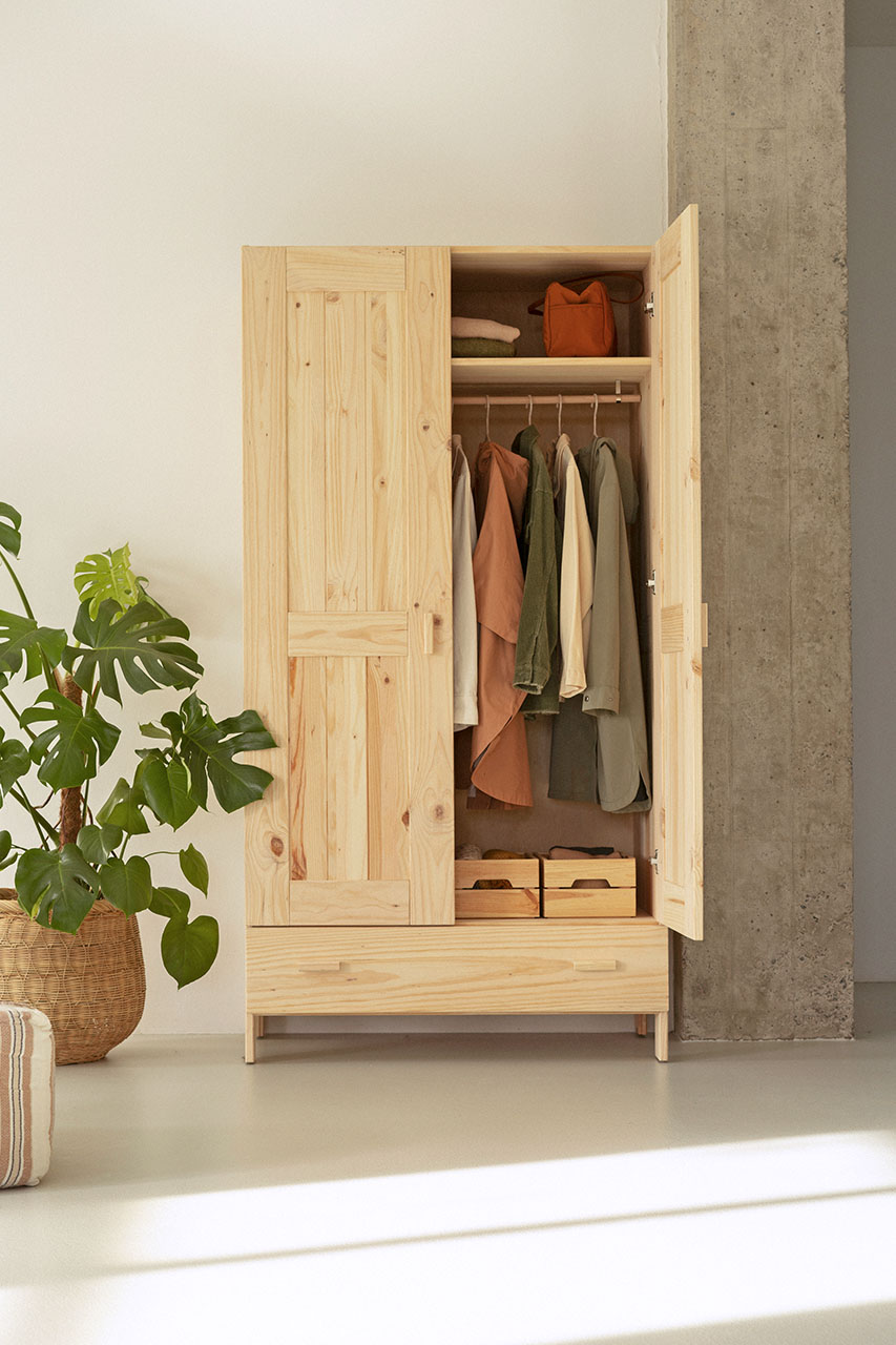 Imagen de ambiente 4 para:Armario de madera maciza